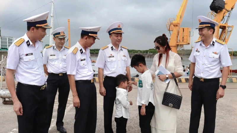 Thuy Duong and her children at the wharf.