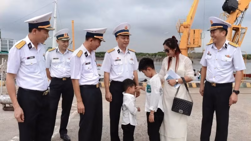 Thuy Duong and her children at the wharf.