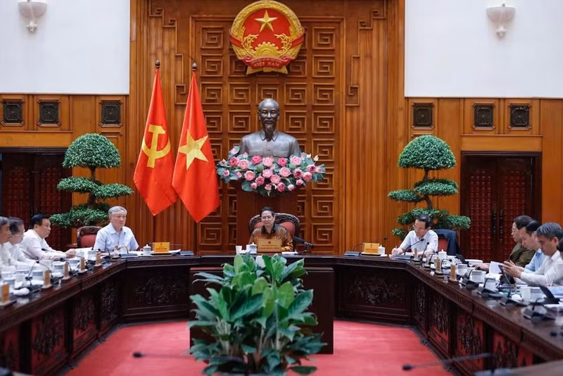 Prime Minister Pham Minh Chinh chairs the meeting of the steering committee on building regional and international financial centres. (Photo: VNA)