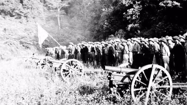 The army units participating in the Border Campaign held a departure ceremony, urgently marching to the front. (Photo: VNA)