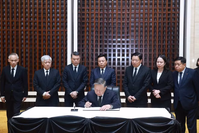 Party General Secretary To Lam writes on the condolence book (Photo: VNA)