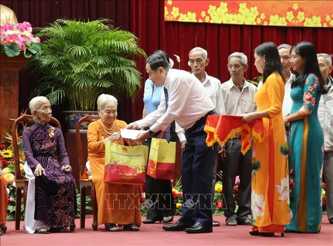 National Assembly Chairman Tran Thanh Man presents gifts to Vietnamese Heroic Mothers and policy beneficiary families in Can Tho City.