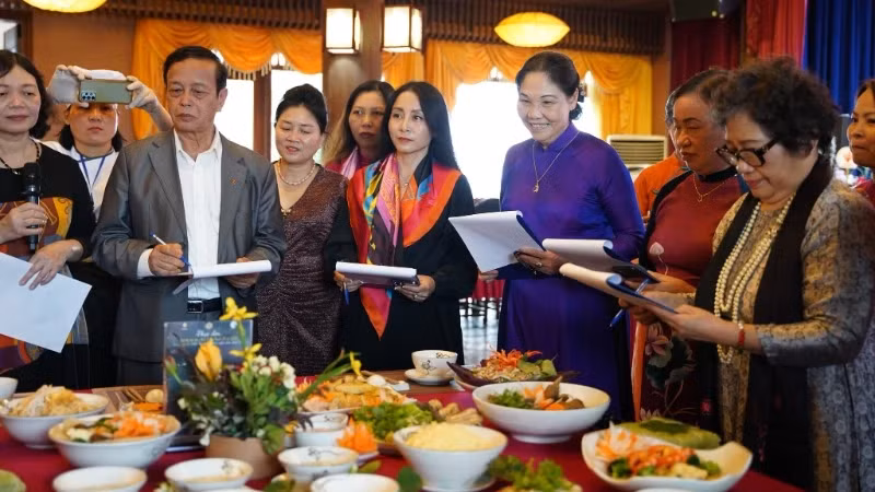 The Bat Trang village culinary competition draws the participation of a large number of contestants.