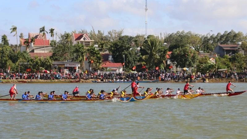 The event features the participation of 12 racing boats with more than 200 athletes from Quang Dien Commune and Binh Hoa Commune.