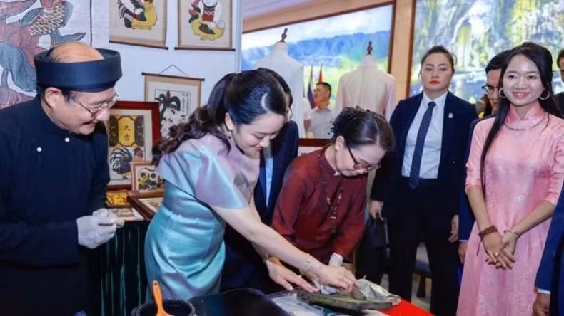 Thai Prime Minister Paetongtarn Shinawatra experiences making Dong Ho folk paintings.