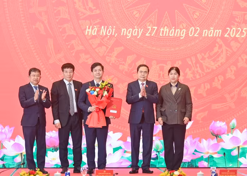 Tran Thanh Man, Secretary of the National Assembly Party Committee and Chairman of the National Assembly, presents the decision to the Party Committee of the National Assembly Office. (Photo: Duy Linh)