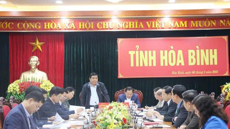 Deputy Prime Minister Nguyen Chi Dung speaks at the working session.
