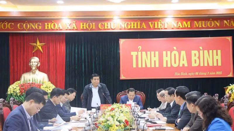 Deputy Prime Minister Nguyen Chi Dung speaks at the working session.