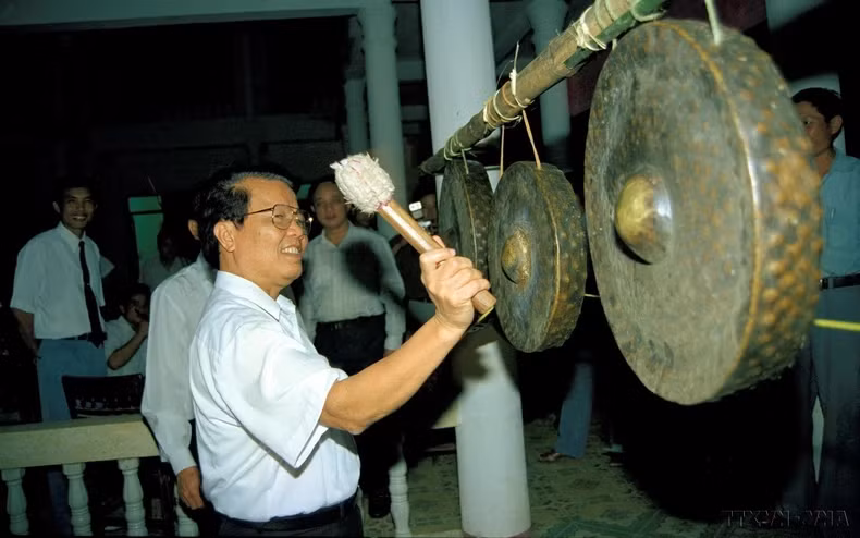 President Tran Duc Luong joined in the gong performance with ethnic people in the mountainous district of Tuong Duong (Nghe An), 1998. (Photo: VNA)