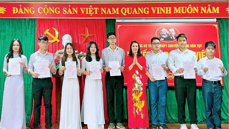 New Party member admission ceremony at Luong Van Tuy High School for the Gifted.