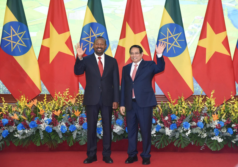 Prime Minister Pham Minh Chinh (R) and his Ethiopian counterpart Abiy Ahmed Ali in Hanoi on April 15. (Photo: NDO)