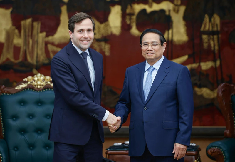 PM Pham Minh Chinh (R) receives Swedish Minister for International Development Cooperation and Foreign Trade Benjamin Dousa on May 12. (Photo: VNA)