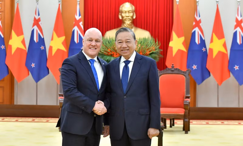Party General Secretary To Lam (right) and New Zealand Prime Minister and Leader of the New Zealand National Party Christopher Luxon. (Photo: NDO)