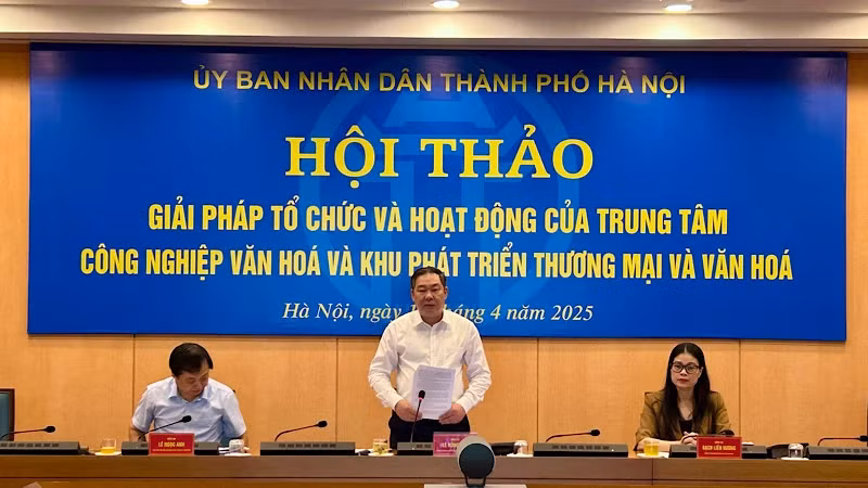 Permanent Vice Chairman of Hanoi People’s Committee Le Hong Son chairs the workshop.