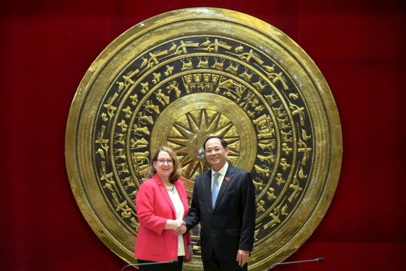 Vice Chairman of the National Assembly (NA) Tran Quang Phuong (right) and Chair of the US-China Economic and Security Review Commission Reva Price in Hanoi on May 7. (Photo: daibieunhandan.vn)