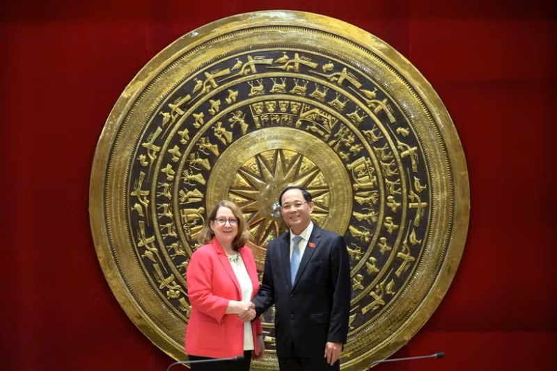 Vice Chairman of the National Assembly (NA) Tran Quang Phuong (right) and Chair of the US-China Economic and Security Review Commission Reva Price in Hanoi on May 7. (Photo: daibieunhandan.vn)