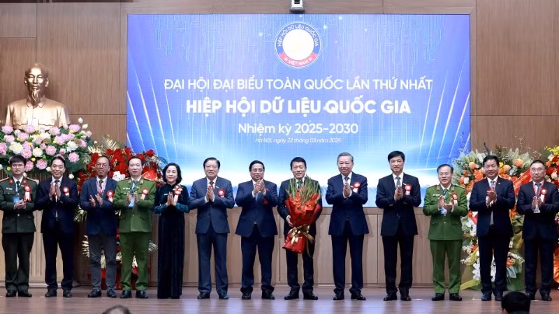 General Secretary To Lam and Prime Minister Pham Minh Chinh congratulate the Standing Committee of the National Data Association for the 2025-2030 term. (Photo: DANG KHOA)