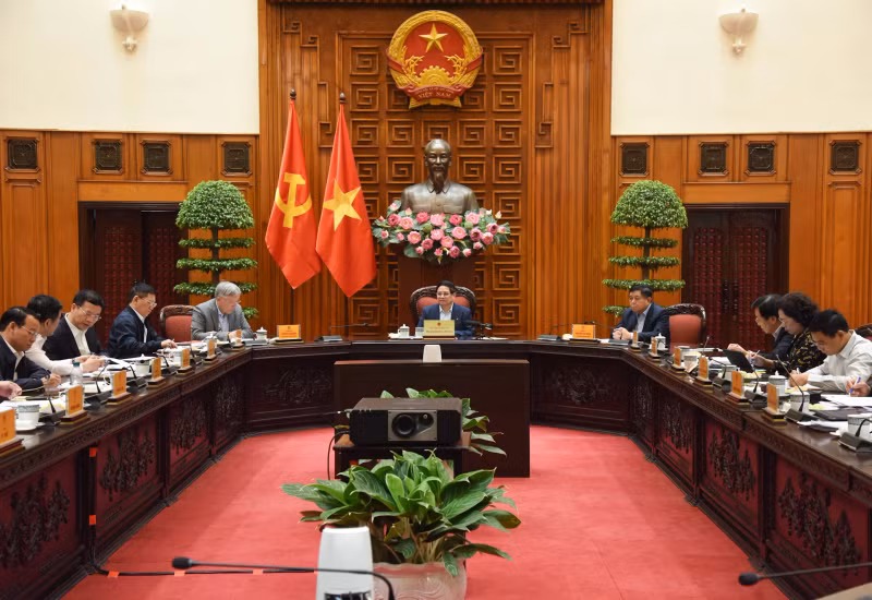 Prime Minister Pham Minh Chinh chairs a meeting between standing cabinet members and leaders of ministries, sectors and agencies on April 3. (Photo: NDO)
