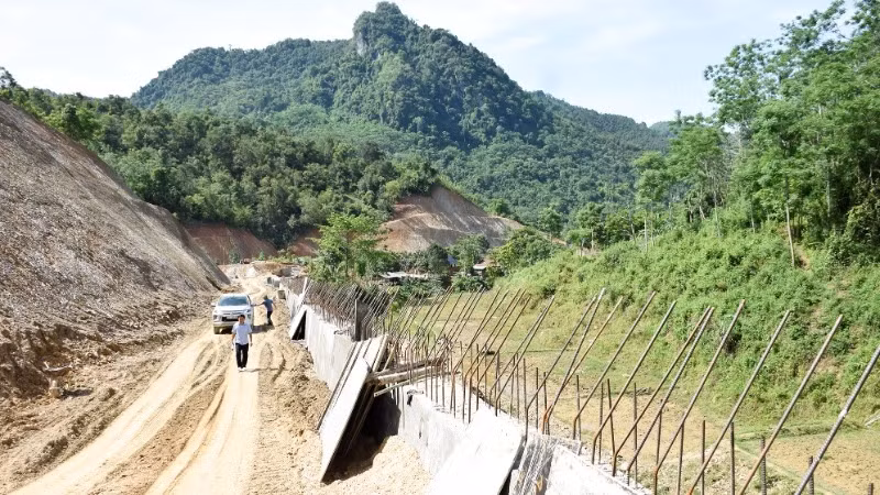 The traffic route connects the centre of the communes in the reservoir of Ban Ve Hydropower Plant, Nhon Mai, Mai Son to the centre of Tuong Duong district.