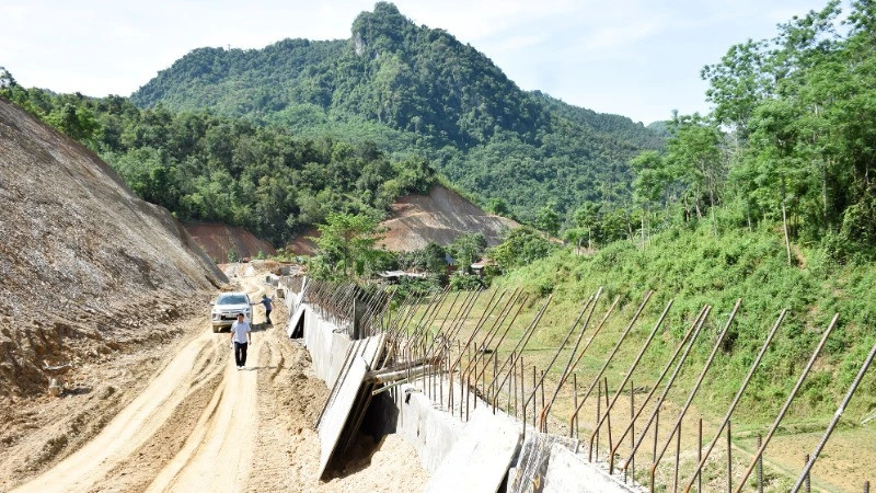 The traffic route connects the centre of the communes in the reservoir of Ban Ve Hydropower Plant, Nhon Mai, Mai Son to the centre of Tuong Duong district.