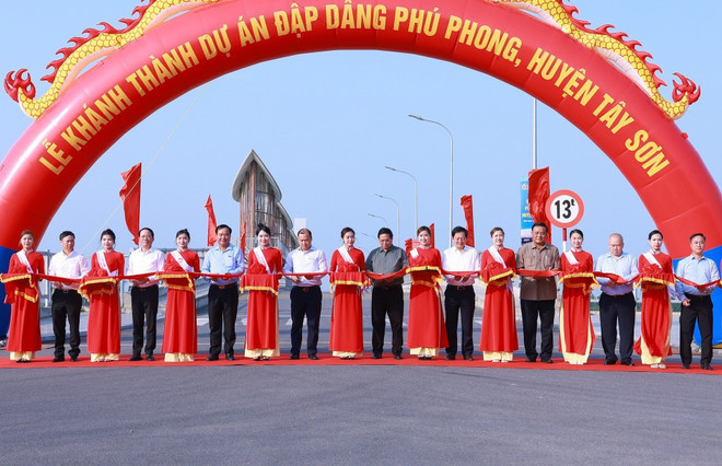 PM Pham Minh Chinh and officials cut the ribbon to inaugurate the Phu Phong dam project on March 22. (Photo: VNA)