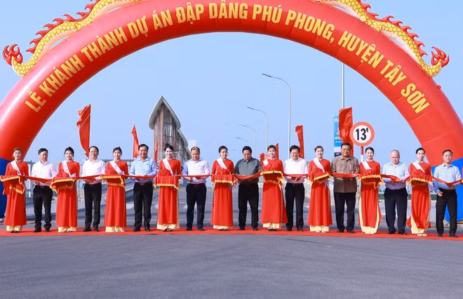 PM Pham Minh Chinh and officials cut the ribbon to inaugurate the Phu Phong dam project on March 22. (Photo: VNA)
