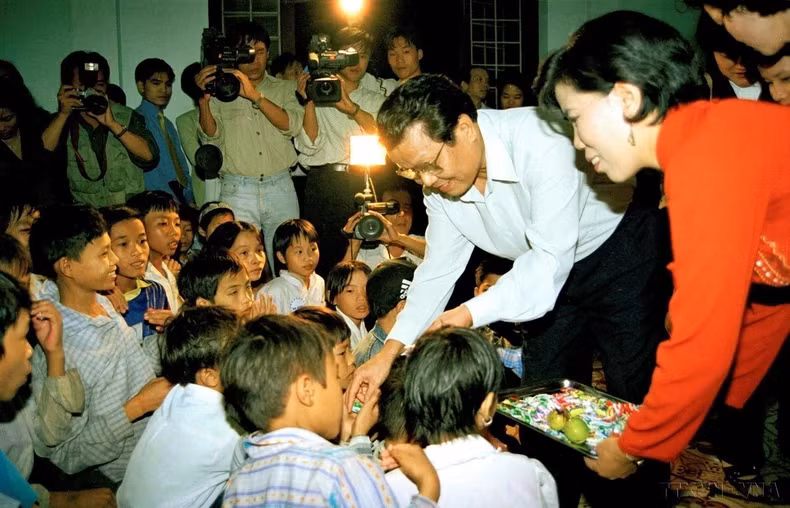 President Tran Duc Luong celebrated the Mid-Autumn Festival and presents gifts to disadvantaged and orphaned children being raised at charity shelters in districts of HaNoi (October 5, 1998). (Photo: Trong Nghiep/VNA)