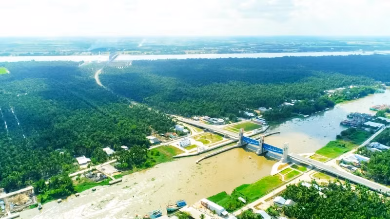 The Cai Lon-Cai Be sluice (Kien Giang) has supported the control of water sources in the saline intrusion area.