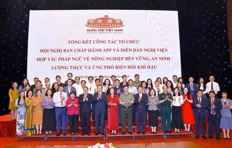 National Assembly Chairman Tran Thanh Man (eighth from left, first row) and other delegates at the review meeting on April 15 (Photo: VNA)