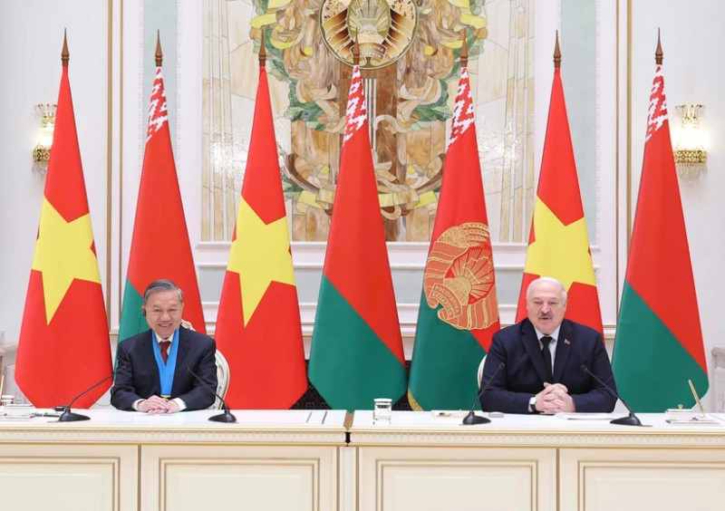 General Secretary of the Communist Party of Viet Nam Central Committee To Lam (L) and President of Belarus Aleksandr Lukashenko at the press conference following their talks in Minsk on May 12. (Photo: VNA)