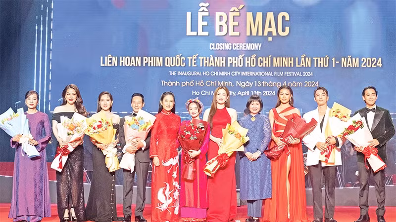 Artists at the closing ceremony of the first Ho Chi Minh City International Film Festival - 2024. (Photo: Department of Culture and Sports)