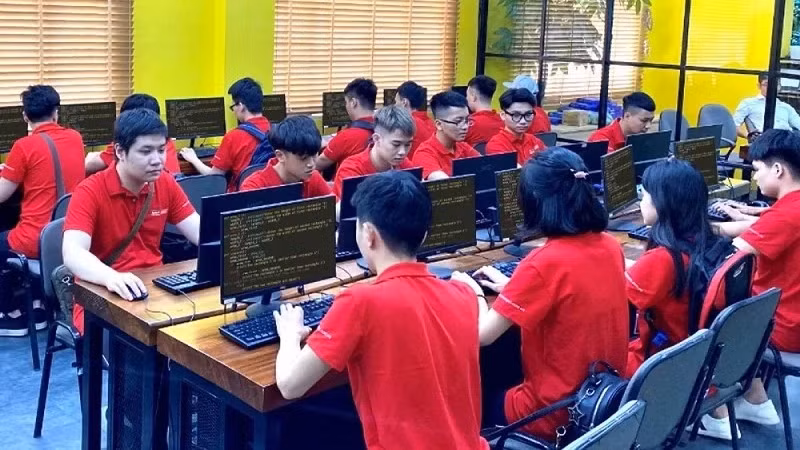 Aptech students are guided to do real projects.