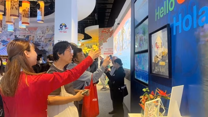 Visitors explore the handicraft product space at Osaka Kansai Expo 2025. (Photo courtesy of the Department of International Cooperation)