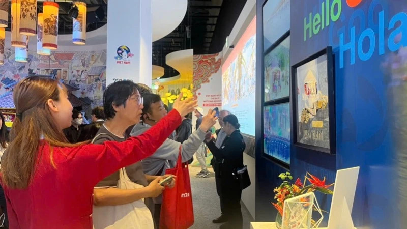 Visitors explore the handicraft product space at Osaka Kansai Expo 2025. (Photo courtesy of the Department of International Cooperation)