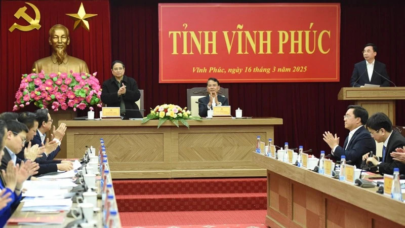 Prime Minister Pham Minh Chinh works with the Vinh Phuc Party Committee's Standing Board on March 16 (Photo: NDO)