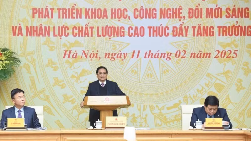Prime Minister Pham Minh Chinh chairs the conference on developing science, technology, innovation and high-quality human resources to promote economic growth. (Photo: TRAN HAI)