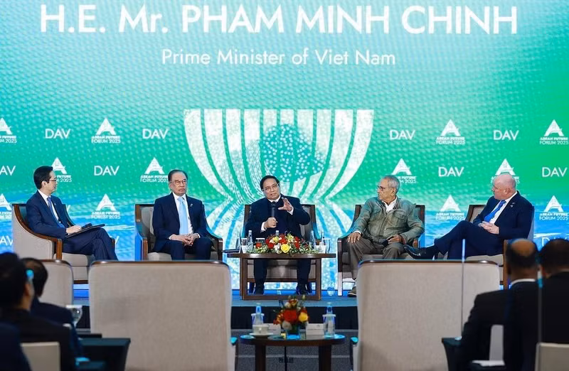 Vietnamese Prime Minister Pham Minh Chinh (centre) speaks at the plenary session of the 2nd ASEAN Future Forum in Hanoi on February 26. (Photo: VNA)