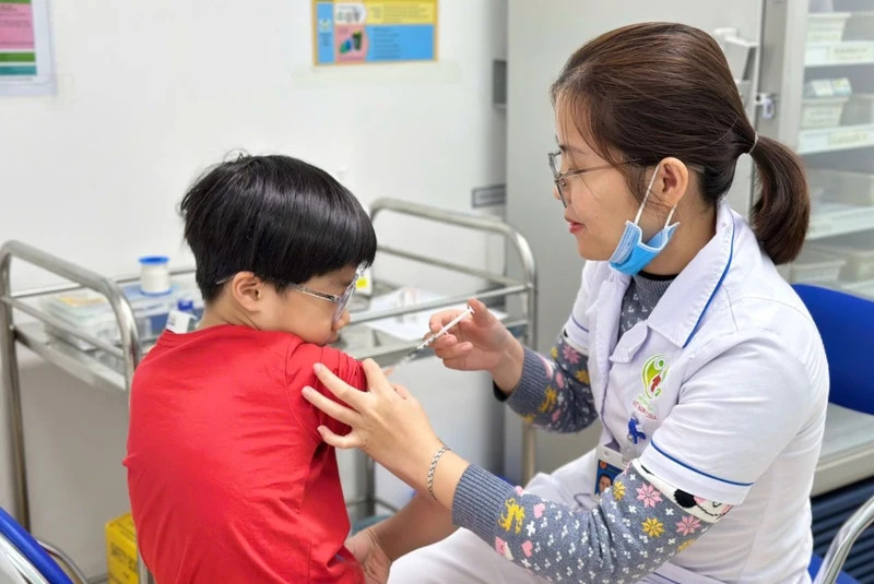 Vaccination against measles for children in Hanoi. (Photo: Duy Tuan)