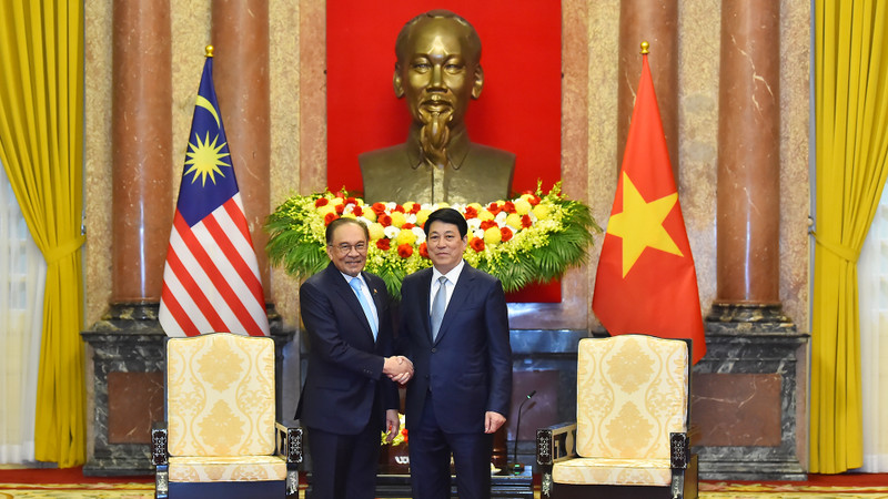 Vietnamese State President Luong Cuong (R) welcomes Malaysian Prime Minister Anwar Ibrahim. (Photo: NDO)