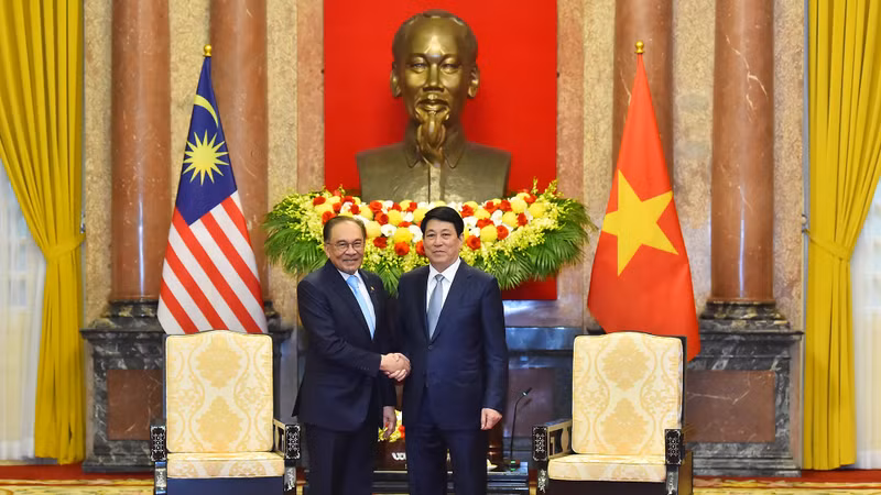 Vietnamese State President Luong Cuong (R) welcomes Malaysian Prime Minister Anwar Ibrahim. (Photo: NDO)