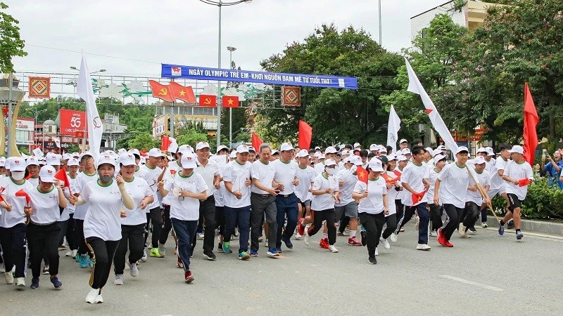 More than 1,200 officials, teachers, athletes, students from junior high schools, high schools, and youth union members in Dien Bien Phu City joined the event.