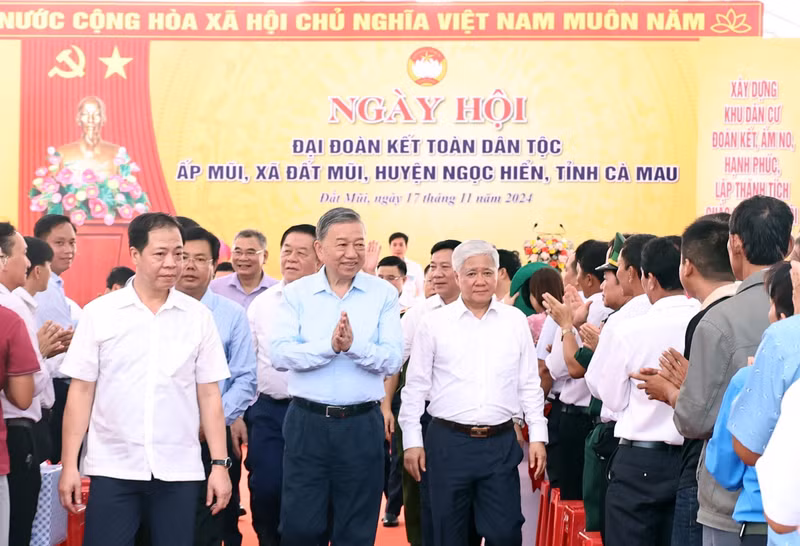 General Secretary To Lam attends the National Great Unity Festival in Mui Hamlet, Dat Mui Commune, Ngoc Hien District, Ca Mau, on November 17, 2024. (Photo: VNA)
