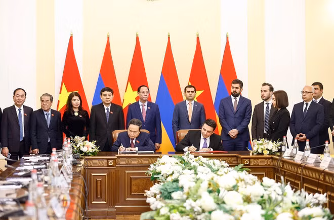 Top Vietnamese and Armenian legislators sign a cooperation agreement between the two legislatures (Photo: VNA)