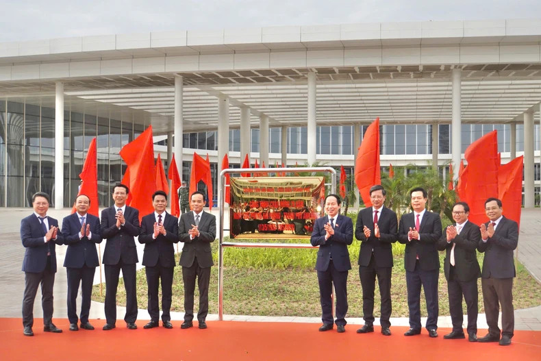 Tran Luu Quang, Secretary of the Party Central Committee, Head of the Central Commission for Policy and Strategy, and leaders of Hai Phong City perform the ceremony of attaching the signboard of the Hai Phong City Conference and Performance Centre Project.