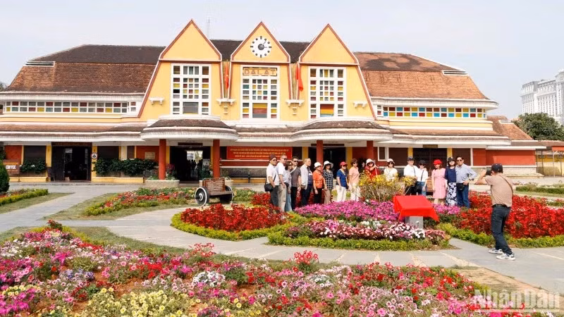 International visitors at the flower garden space in the central area of Da Lat station.