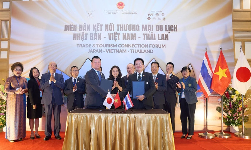 Enterprises participate in the signing ceremony at the forum (Photo: Consulate General of Vietnam in Fukuoka, Japan)