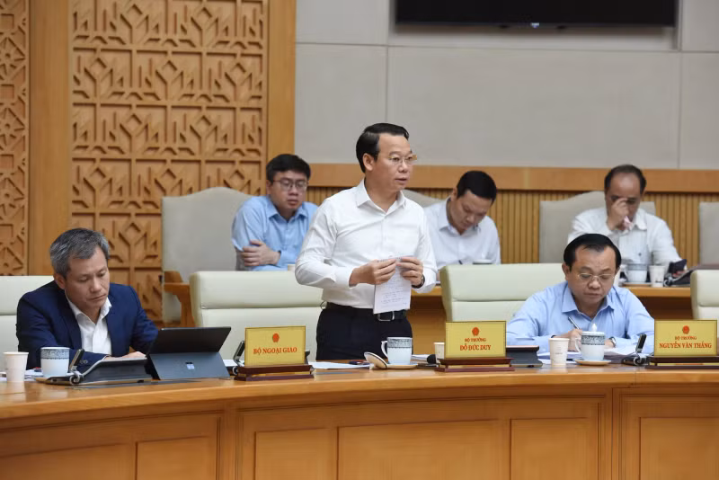 Minister of Agriculture and Environment Do Duc Duy speaks at the meeting.