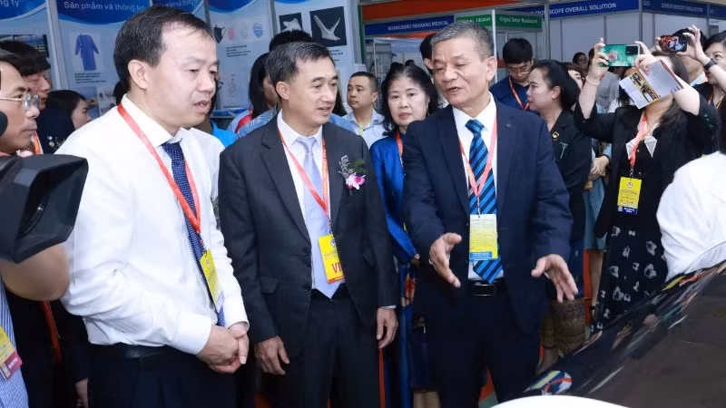 Leaders of the Ministry of Health visit booths at the 31st Vietnam Medi-Pharm.