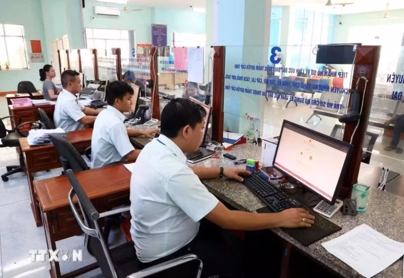 Vietnam is working to promote administrative procedure reform. (Photo: VNA)