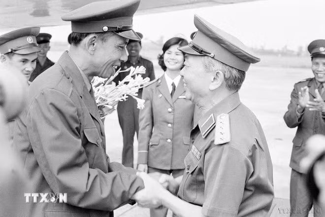 Minister of National Defence General Vo Nguyen Giap (R) welcomes Deputy Prime Minister and Minister of National Defence of Laos Khamtay Siphandone during his visit to Vietnam in 1977. (Photo: VNA)